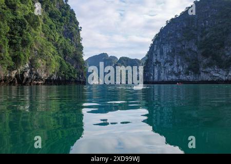 Halong Bay, Vietnam - 30. Januar 2024: Kalksteinkarste der Ha Long Bay, Südchinesisches Meer Stockfoto