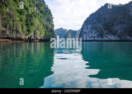 Halong Bay, Vietnam - 30. Januar 2024: Kalksteinkarste der Ha Long Bay, Südchinesisches Meer Stockfoto