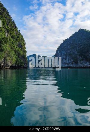 Halong Bay, Vietnam - 30. Januar 2024: Kalksteinkarste der Ha Long Bay, Südchinesisches Meer Stockfoto