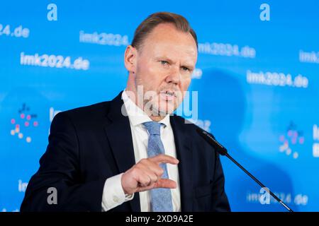 Potsdam, Deutschland. Juni 2024. Andy Grote (SPD), Senator des Innern Hamburgs, spricht auf einer Pressekonferenz am Ende der Frühjahrstagung der Innenminister und Innensenatoren im Dorint Hotel Potsdam. Quelle: Christoph Soeder/dpa/Alamy Live News Stockfoto