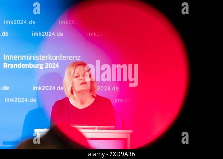 Potsdam, Deutschland. Juni 2024. Die Bundesministerin des Innern und Innern Nancy Faeser (SPD) spricht auf einer Pressekonferenz am Ende der Frühjahrstagung der Innenminister und Innensenatoren im Dorint Hotel Potsdam. Quelle: Christoph Soeder/dpa/Alamy Live News Stockfoto