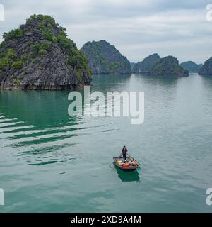 Halong Bay, Vietnam - 30. Januar 2024: Kalksteinkarste der Ha Long Bay, Südchinesisches Meer Stockfoto