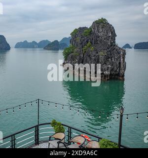 Halong Bay, Vietnam - 30. Januar 2024: Kalksteinkarste der Ha Long Bay, Südchinesisches Meer Stockfoto