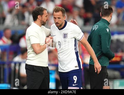 England-Trainer Gareth Southgate legt Harry Kane in den Arm, als er während des Spiels der UEFA Euro 2024 in der Frankfurter Arena ersetzt wird. Bilddatum: Donnerstag, 20. Juni 2024. Stockfoto