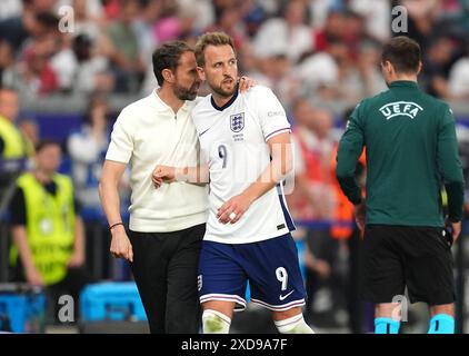 England-Trainer Gareth Southgate legt Harry Kane in den Arm, als er während des Spiels der UEFA Euro 2024 in der Frankfurter Arena ersetzt wird. Bilddatum: Donnerstag, 20. Juni 2024. Stockfoto