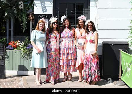 Ladies and Gents verlassen Windsor am frühen Freitagmorgen, um am 4. Tag Royal Ascot zu besuchen. Sie freuen sich auf die königliche Prozession, die von König und Königin angeführt wird Stockfoto