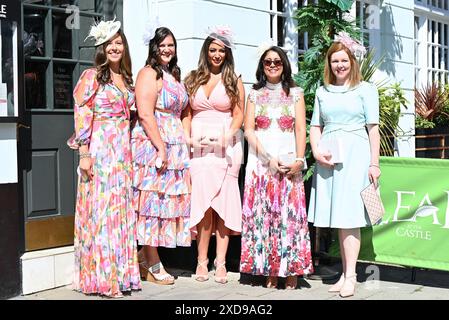 Ladies and Gents verlassen Windsor am frühen Freitagmorgen, um am 4. Tag Royal Ascot zu besuchen. Sie freuen sich auf die königliche Prozession, die von König und Königin angeführt wird Stockfoto