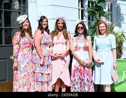 Ladies and Gents verlassen Windsor am frühen Freitagmorgen, um am 4. Tag Royal Ascot zu besuchen. Sie freuen sich auf die königliche Prozession, die von König und Königin angeführt wird Stockfoto