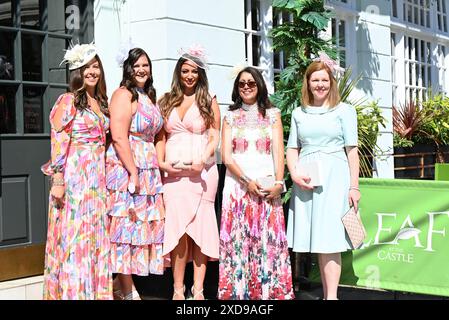 Ladies and Gents verlassen Windsor am frühen Freitagmorgen, um am 4. Tag Royal Ascot zu besuchen. Sie freuen sich auf die königliche Prozession, die von König und Königin angeführt wird Stockfoto