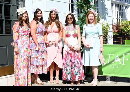 Ladies and Gents verlassen Windsor am frühen Freitagmorgen, um am 4. Tag Royal Ascot zu besuchen. Sie freuen sich auf die königliche Prozession, die von König und Königin angeführt wird Stockfoto