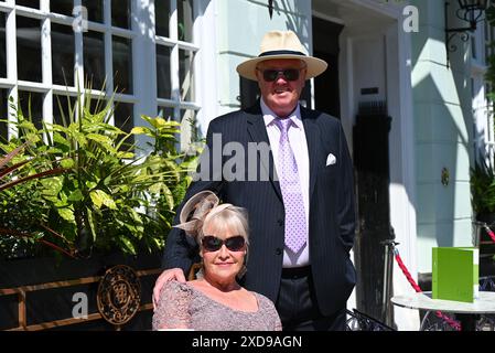 Ladies and Gents verlassen Windsor am frühen Freitagmorgen, um am 4. Tag Royal Ascot zu besuchen. Sie freuen sich auf die königliche Prozession, die von König und Königin angeführt wird Stockfoto