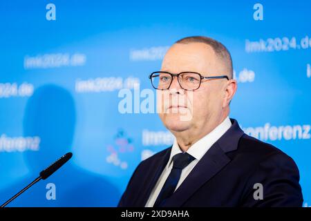 Potsdam, Deutschland. Juni 2024. Michael Stübgen (CDU), Innenminister Brandenburgs, spricht auf einer Pressekonferenz am Ende der Frühjahrstagung der Innenminister und Innensenatoren im Dorint Hotel Potsdam. Quelle: Christoph Soeder/dpa/Alamy Live News Stockfoto