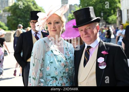 Ladies and Gents verlassen Windsor am frühen Freitagmorgen, um am 4. Tag Royal Ascot zu besuchen. Sie freuen sich auf die königliche Prozession, die von König und Königin angeführt wird Stockfoto