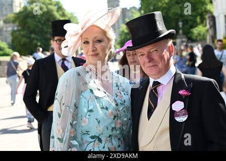 Ladies and Gents verlassen Windsor am frühen Freitagmorgen, um am 4. Tag Royal Ascot zu besuchen. Sie freuen sich auf die königliche Prozession, die von König und Königin angeführt wird Stockfoto