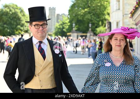 Ladies and Gents verlassen Windsor am frühen Freitagmorgen, um am 4. Tag Royal Ascot zu besuchen. Sie freuen sich auf die königliche Prozession, die von König und Königin angeführt wird Stockfoto