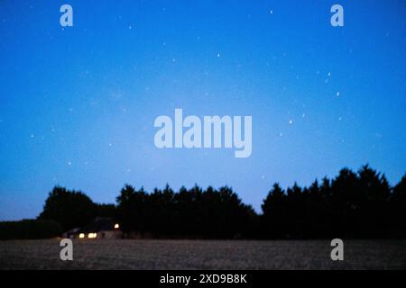 Haus in einer französischen Landschaft bei Sonnenuntergang in Les Alleuds in Anjou im Département Maine-et-Loire in Frankreich am 16. Juli 2023. Maison dans un Pay Stockfoto