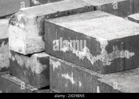 Graue Pflasterplatten lagen auf der Baustelle gestapelt. Nahaufnahme mit selektivem Fokus Stockfoto