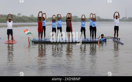 Neu-Delhi, Indien. Juni 2024. Die Menschen nehmen an der Yoga-Übungsveranstaltung Teil, die anlässlich des Internationalen Tages des Yoga im Yamuna-Fluss in Sonia Vihar stattfindet. Der Internationale Tag des Yoga wird seit 2015 weltweit jährlich am 21. Juni gefeiert, nachdem er 2014 in der Generalversammlung der Vereinten Nationen ins Leben gerufen wurde. (Foto: Naveen Sharma/SOPA Images/SIPA USA) Credit: SIPA USA/Alamy Live News Stockfoto