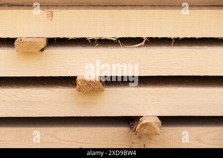 Stapel Holzbretter Nahaufnahme Hintergrundfoto, Holz als Baumaterial Stockfoto