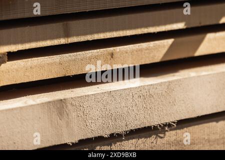 Gestapelte Holzbretter Nahaufnahme mit selektivem Fokus, Holz als Baumaterial Stockfoto