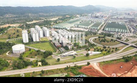 (240621) -- KUALA LUMPUR, 21. Juni 2024 (Xinhua) -- Ein Drohnenfoto vom 13. Juni 2024 zeigt den Malaysia-China Kuantan Industrial Park (MCKIP) im malaysischen Bundesstaat Pahang. China-Malaysia Qinzhou Industrial Park im südchinesischen Autonomen Gebiet Guangxi Zhuang und Malaysia-China Kuantan Industrial Park (MCKIP) im malaysischen Bundesstaat Pahang, eröffnet 2012 bzw. 2013. Die beiden Parks sind ein neues Beispiel für die bilaterale wirtschaftliche Zusammenarbeit nach dem Modell "zwei Länder, Twin Parks". "In den letzten zehn Jahren hat der kooperative Modus in verschiedenen Bereichen fruchtbare Ergebnisse gebracht Stockfoto