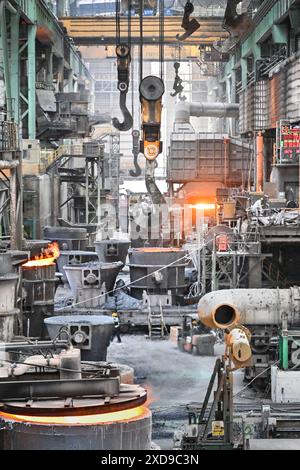 (240621) -- KUALA LUMPUR, 21. Juni 2024 (Xinhua) -- Arbeiter werden in einer Fabrik der Alliance Steel (M) SDN gesehen. Werk von Bhd. Im Malaysia-China Kuantan Industrial Park (MCKIP) im Bundesstaat Pahang, Malaysia, 13. Juni 2024. China-Malaysia Qinzhou Industrial Park im südchinesischen Autonomen Gebiet Guangxi Zhuang und Malaysia-China Kuantan Industrial Park (MCKIP) im malaysischen Bundesstaat Pahang, eröffnet 2012 bzw. 2013. Die beiden Parks sind ein neues Beispiel für die bilaterale wirtschaftliche Zusammenarbeit nach dem Modell "zwei Länder, Twin Parks". In den letzten zehn Jahren waren die Genossenschaften Stockfoto