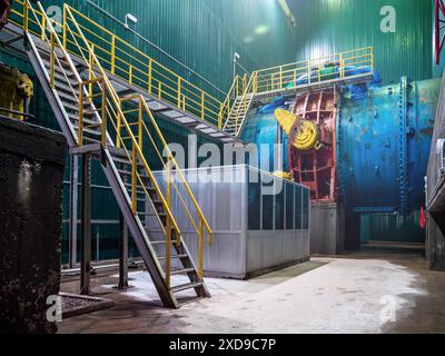 Wasserreglerleitung im Wasserkraftwerk. Stockfoto
