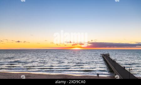 Wunderschöner Sonnenuntergang am Glenelg Beach vom Riesenrad aus gesehen, South Australia Stockfoto