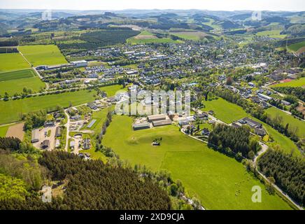 Luftbild, Wohngebiet Ortsansicht mit Kurpark und Esselbad, Neubau GEFU Küchenwerkzeuge, Freiwillige Feuerwehr der Gemeinde Eslohe, Kardinal-von-Galen- Stockfoto