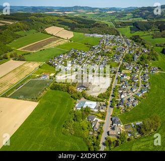 Luftbild, Hügellandschaft mit Waldgebiet, Wiesen und Felder, Wohngebiet Ortsansicht Ortsteil Reiste, Mescheder Straße Bundesstraße B55, Schützenhaus S Stockfoto