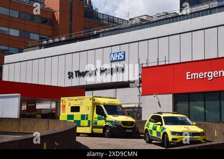 London, Großbritannien. Juni 2024. Krankenwagen vor dem St. Thomas' Hospital, einem der Krankenhäuser, die von einem Ransomware-Angriff betroffen sind, der angeblich von russischen Cyberkriminellen durchgeführt wurde. NHS England hat erklärt, dass die Daten von den Hackern online veröffentlicht wurden. Quelle: Vuk Valcic/Alamy Live News Stockfoto