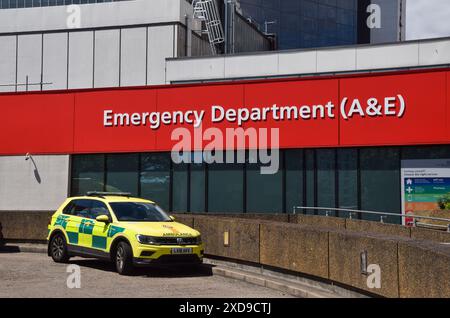 London, Großbritannien. Juni 2024. Ein Krankenwagen vor dem St. Thomas' Hospital, einem der Krankenhäuser, die von einem Ransomware-Angriff betroffen sind, der angeblich von russischen Cyberkriminellen durchgeführt wurde. NHS England hat erklärt, dass die Daten von den Hackern online veröffentlicht wurden. Quelle: Vuk Valcic/Alamy Live News Stockfoto