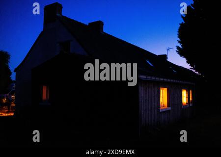 Haus in einer französischen Landschaft bei Sonnenuntergang in Les Alleuds in Anjou im Département Maine-et-Loire in Frankreich am 16. Juli 2023. Maison dans un Pay Stockfoto