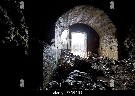 Innenraum eines Habsburgerbunkers aus dem Ersten Weltkrieg. Luserna, Alpe Cimbra, Trentino, Italien. Stockfoto