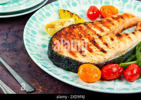 Leckeres gegrilltes Lachssteak mit gegrilltem Gemüse, gebratenem Fisch. Stockfoto