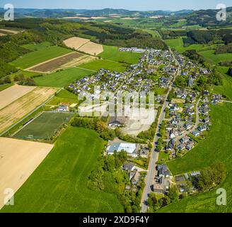 Luftaufnahme, hügelige Landschaft mit Waldfläche, Wiesen und Feldern, Wohngebiet Naherholungsgebiet Reiste, Mescheder Straße Bundesstraße B55, Sch Stockfoto