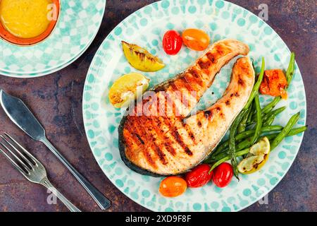 Leckeres gegrilltes Lachssteak mit gegrillten Kartoffeln und grünen Bohnen, gebratenem Fisch. Stockfoto
