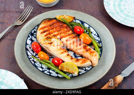 Gebratener Lachs, garniert mit Kartoffeln und grünen Bohnen. Gegrillter Fisch. Stockfoto