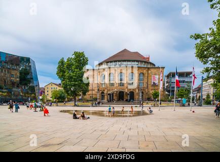 Freiburg im Breisgau, Deutschland, 23. Juli 2023, berühmter alter Synagogenplatz in der Innenstadt, umgeben von Theater- und Bibliotheksgebäuden der Stadt Stockfoto