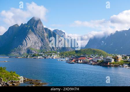 Ein malerisches Dorf, eingebettet in majestätische Berge und einen ruhigen Fjord in Norwegen. Reine, Lofoten, Norwegen Stockfoto