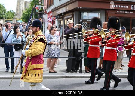 Am 21. Juni 2024 fand in Windsor der Wechsel der Waliser-Garde statt, wobei Live-Musik von der Band of the Grenadier Guards gespielt wurde. Die Straßen um Windsor Castle wurden während der Zeremonie ... geschlossen Stockfoto