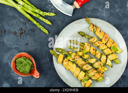 Frischer grüner Spargel, gebacken in Teig. Stockfoto