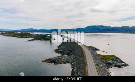 Ein Blick aus der Vogelperspektive auf die Atlantic Road Bridge in Norwegen, eine malerische Route mit einzigartigem Design, die durch den Ozean führt. Stockfoto