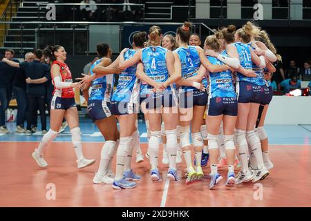 ISTANBUL, TURKIYE - 20. FEBRUAR 2024: Imoco Volley Conegliano-Spieler feiern den Sieg beim Vakifbank CEV Champions League Volley-Spiel in Vakif Stockfoto