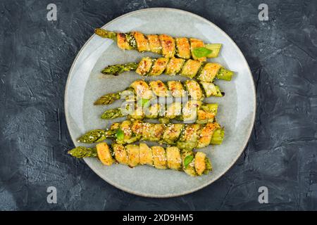 Frischer grüner Spargel, gebacken in Teig. Stockfoto