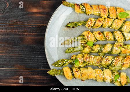 Frischer grüner Spargel, gebacken in Teig auf Holztisch. Kopierbereich. Stockfoto