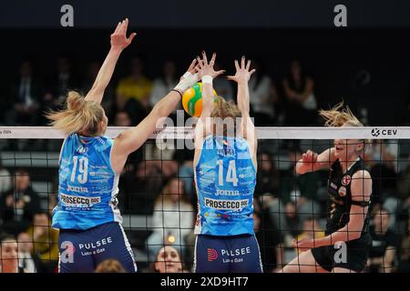 ISTANBUL, TURKIYE – 20. FEBRUAR 2024: Sarah Fahr und Joanna Wolosz im Kampf gegen Imoco Volley Conegliano CEV Champions League Volley Stockfoto