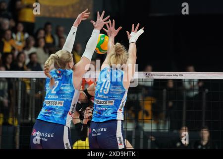 ISTANBUL, TURKIYE – 20. FEBRUAR 2024: Kathryn Plummer und Sarah Fahr im Einsatz bei Vakifbank gegen Imoco Volley Conegliano CEV Champions League Volle Stockfoto