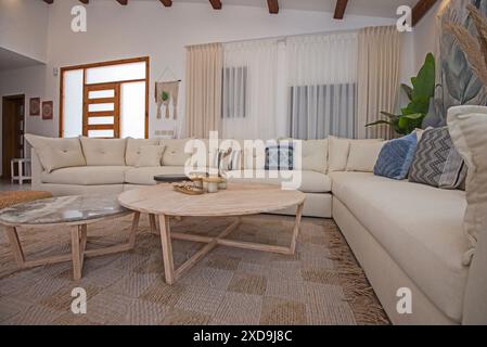 Wohnzimmer Loungebereich im luxuriösen Apartment Show Home zeigt Inneneinrichtung Einrichtung mit Couchtisch Stockfoto