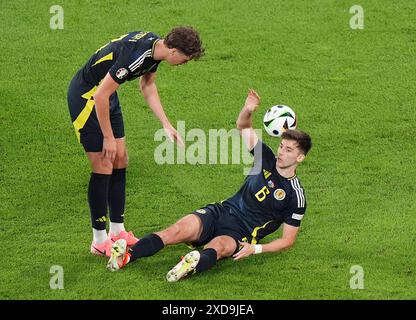 Aktenfoto vom 19-06-2024 von Kieran Tierney aus Schottland, der signalisiert, dass er nach einer Verletzung nicht mehr fortfahren kann. Der schottische Verteidiger Kieran Tierney hat die Euro 2024 verlassen und ist wegen einer Verletzung der Oberschenkelmuskulatur auf dem Heimweg. Ausgabedatum: Freitag, 21. Juni 2024. Stockfoto